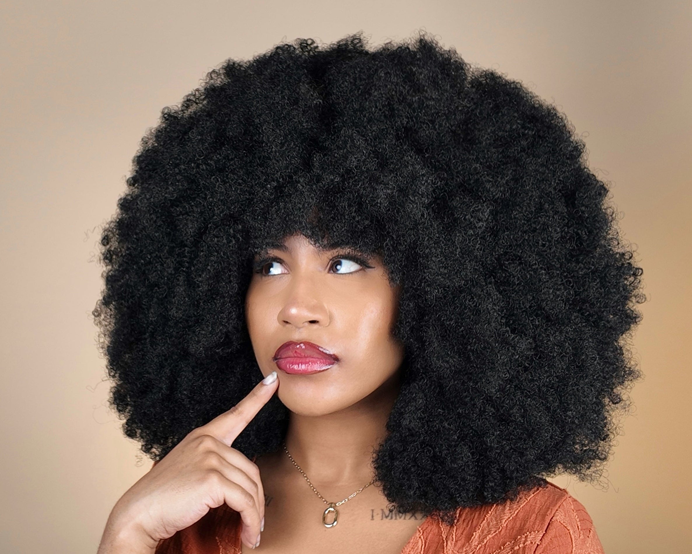 Woman with an afro hairstyle思考着什么